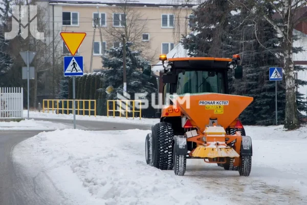 Причіпний піскосолерозкидач KCT07