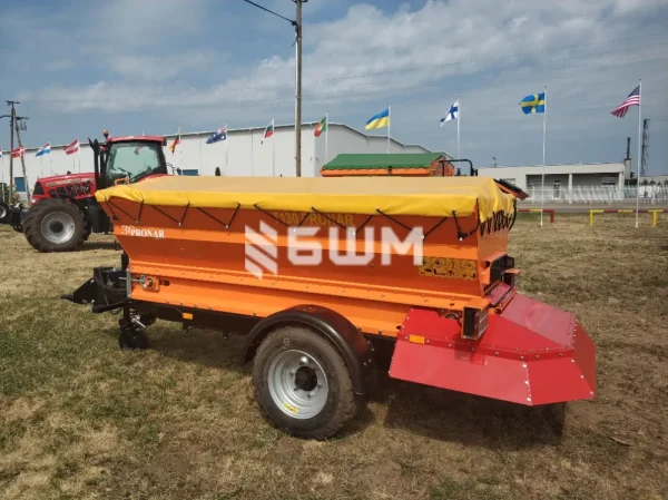 Причіпний піскосолерозкидач T130